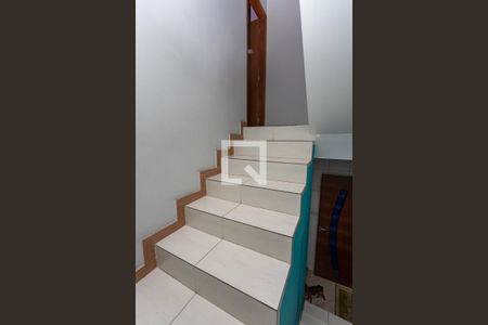 Casa à venda com 144m², 2 quartos e 1 vaga Casa à venda com 144m², 2 quartos e 1 vagaEscada entrada