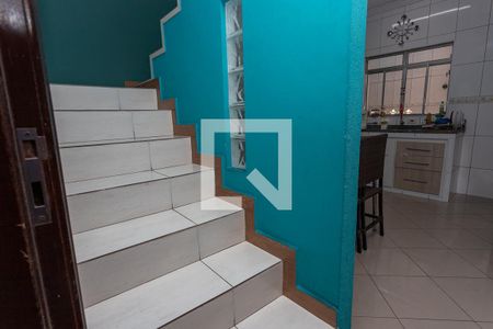 Casa à venda com 144m², 2 quartos e 1 vaga Casa à venda com 144m², 2 quartos e 1 vagaEscada entrada