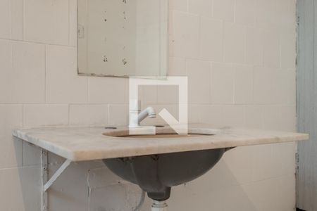 Banheiro de apartamento para alugar com 1 quarto, 36m² em Vila Ipiranga, Porto Alegre