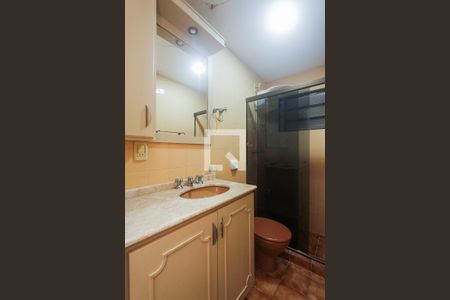 Banheiro de apartamento para alugar com 1 quarto, 51m² em Passo da Areia, Porto Alegre