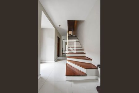 Escada  de casa para alugar com 3 quartos, 210m² em Jardim Aeroporto, São Paulo