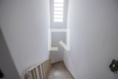 Casa para alugar com 130m², 2 quartos e 2 vagasEscada
