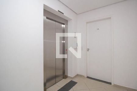 Apartamento para alugar com 44m², 2 quartos e 1 vagaHall social - Elevadores