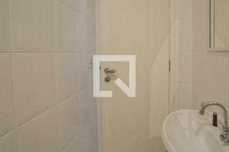 Casa de condomínio à venda com 247m², 4 quartos e 4 vagas Casa de condomínio à venda com 247m², 4 quartos e 4 vagasBanheiro de serviço