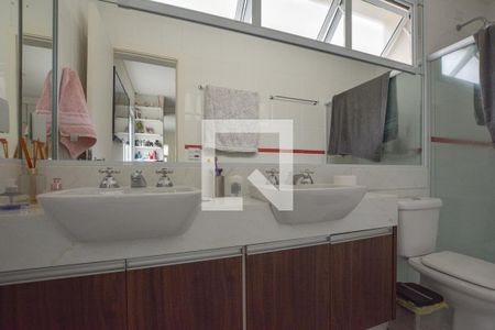 Casa de condomínio à venda com 247m², 4 quartos e 4 vagas Casa de condomínio à venda com 247m², 4 quartos e 4 vagasBanheiro da Suíte 1