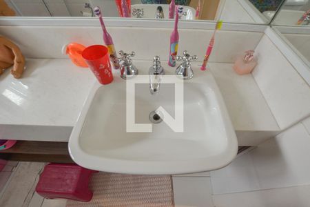 Casa de condomínio à venda com 247m², 4 quartos e 4 vagas Casa de condomínio à venda com 247m², 4 quartos e 4 vagasBanheiro da Suíte 2