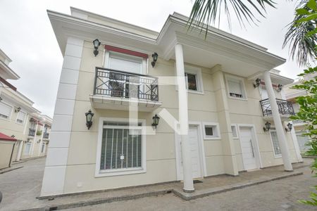 Casa de condomínio à venda com 247m², 4 quartos e 4 vagas Casa de condomínio à venda com 247m², 4 quartos e 4 vagasFachada