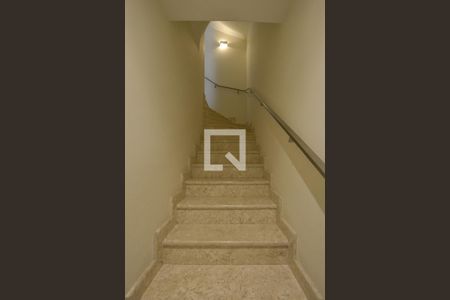 Casa de condomínio à venda com 247m², 4 quartos e 4 vagas Casa de condomínio à venda com 247m², 4 quartos e 4 vagasEscada