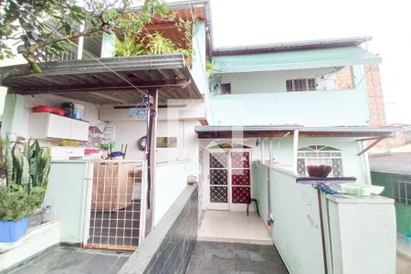 Casa à venda com 282m², 4 quartos e 3 vagas Casa à venda com 282m², 4 quartos e 3 vagasFachada - Casa 2