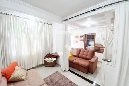 Casa à venda com 282m², 4 quartos e 3 vagas Casa à venda com 282m², 4 quartos e 3 vagasSala - Casa 2