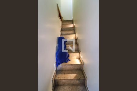 Casa à venda com 250m², 3 quartos e 3 vagasEscada - Acesso ao Quarto de Serviço