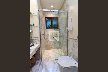 Casa à venda com 250m², 3 quartos e 3 vagasBanheiro Corredor