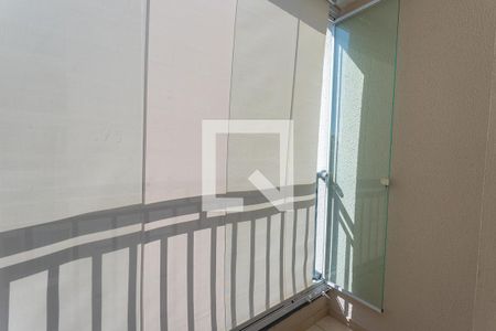 Apartamento para alugar com 55m², 2 quartos e 1 vagaVaranda com persianas fechadas 