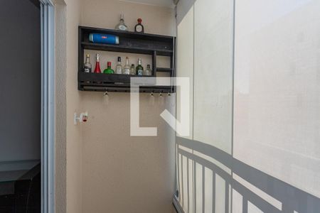 Apartamento para alugar com 55m², 2 quartos e 1 vagaVaranda com persianas fechadas 