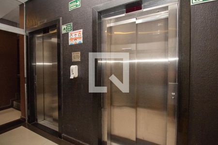 Apartamento para alugar com 51m², 2 quartos e 1 vaga Apartamento para alugar com 51m², 2 quartos e 1 vagaHall social - Elevadores