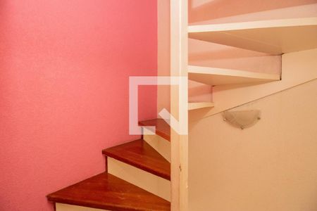 Casa de condomínio à venda com 76m², 2 quartos e 1 vagaEscada