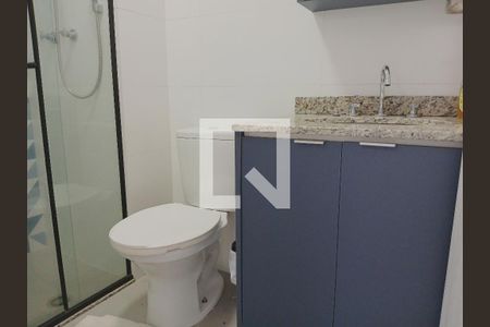 Banheiro de apartamento para alugar com 1 quarto, 27m² em República, São Paulo