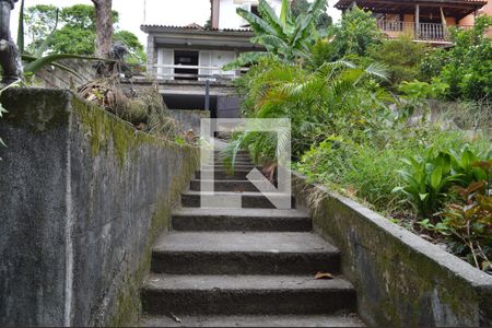 Casa à venda com 300m², 4 quartos e 3 vagasEscada do jardim