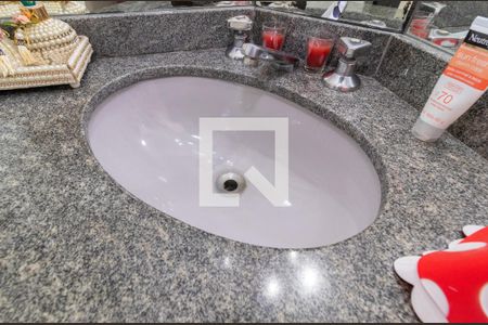 Apartamento à venda com 74m², 3 quartos e 2 vagasBanheiro da Suíte