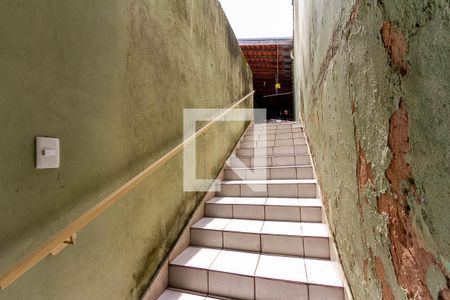 Casa à venda com 250m², 4 quartos e 4 vagas Casa à venda com 250m², 4 quartos e 4 vagasEscada de acesso ao andar da casa