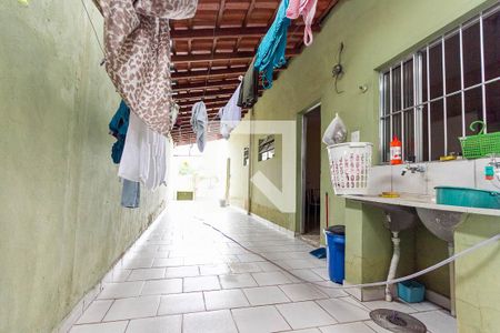 Casa à venda com 250m², 4 quartos e 4 vagas Casa à venda com 250m², 4 quartos e 4 vagasCorredor lateral e área de serviço