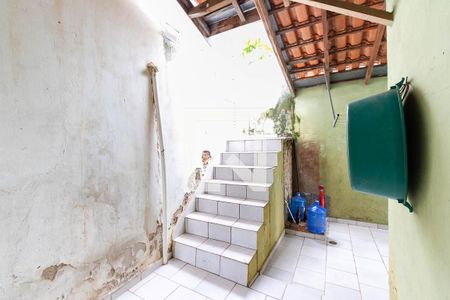 Casa à venda com 250m², 4 quartos e 4 vagas Casa à venda com 250m², 4 quartos e 4 vagasCorredor lateral e área de serviço