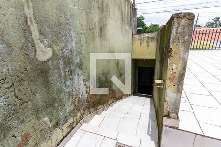 Casa à venda com 250m², 4 quartos e 4 vagas Casa à venda com 250m², 4 quartos e 4 vagasEscada de acesso ao andar da casa