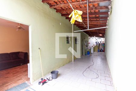 Casa à venda com 250m², 4 quartos e 4 vagas Casa à venda com 250m², 4 quartos e 4 vagasCorredor lateral e área de serviço