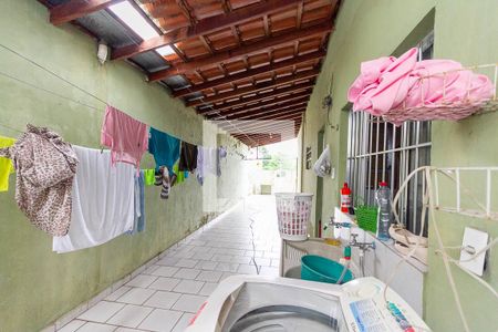 Casa à venda com 250m², 4 quartos e 4 vagas Casa à venda com 250m², 4 quartos e 4 vagasCorredor lateral e área de serviço