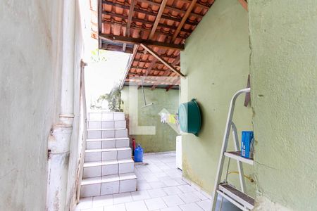 Casa à venda com 250m², 4 quartos e 4 vagas Casa à venda com 250m², 4 quartos e 4 vagasCorredor lateral e área de serviço