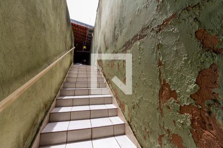 Casa à venda com 250m², 4 quartos e 4 vagas Casa à venda com 250m², 4 quartos e 4 vagasEscada de acesso ao andar da casa