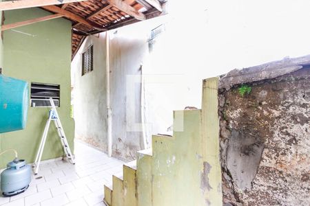 Casa à venda com 250m², 4 quartos e 4 vagas Casa à venda com 250m², 4 quartos e 4 vagasCorredor lateral e área de serviço