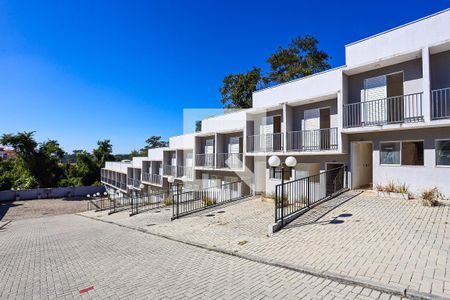 Casa de condomínio para alugar com 49m², 2 quartos e 1 vagaFachada da casa e rua do condomínio
