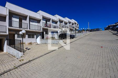 Casa de condomínio para alugar com 49m², 2 quartos e 1 vagaFachada da casa e rua do condomínio
