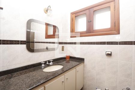 Casa à venda com 274m², 3 quartos e 4 vagasBanheiro da Suíte 2