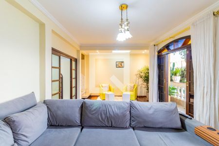 Casa para alugar com 260m², 4 quartos e 2 vagas Casa para alugar com 260m², 4 quartos e 2 vagasSala de TV