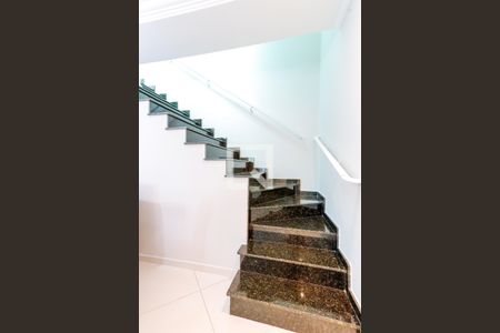 Escada Quartos de casa para alugar com 3 quartos, 180m² em Vila Nivi, São Paulo