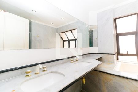 Apartamento à venda com 382m², 4 quartos e 4 vagas Apartamento à venda com 382m², 4 quartos e 4 vagasBanheiro da Suíte 4