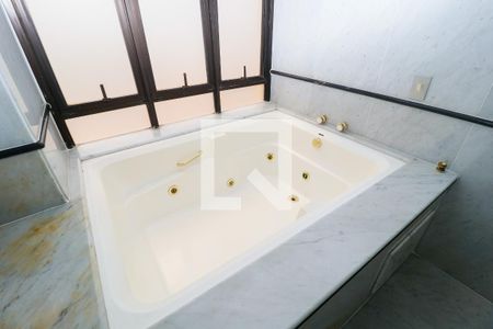 Apartamento à venda com 382m², 4 quartos e 4 vagas Apartamento à venda com 382m², 4 quartos e 4 vagasBanheiro da Suíte 4