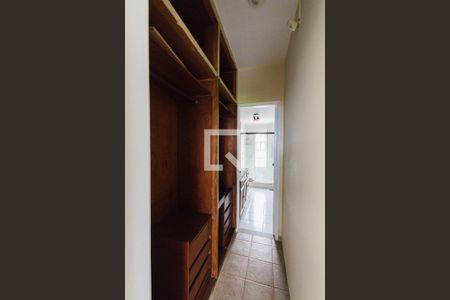 Casa de condomínio à venda com 350m², 4 quartos e 4 vagas Casa de condomínio à venda com 350m², 4 quartos e 4 vagasCloset da Suíte