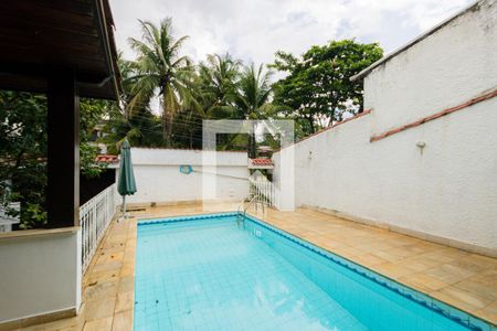 Casa de condomínio à venda com 350m², 4 quartos e 4 vagas Casa de condomínio à venda com 350m², 4 quartos e 4 vagasPiscina