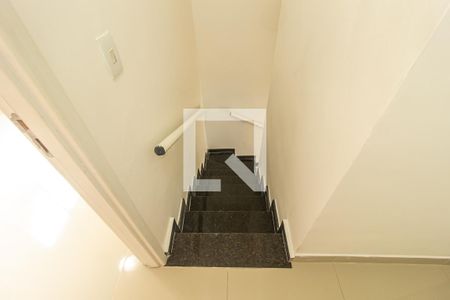 Escada de casa de condomínio para alugar com 2 quartos, 59m² em Campo Grande, Rio de Janeiro