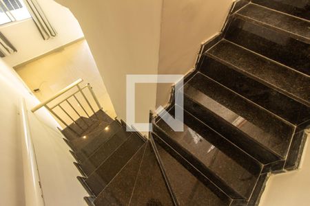 Escada de casa de condomínio para alugar com 2 quartos, 59m² em Campo Grande, Rio de Janeiro