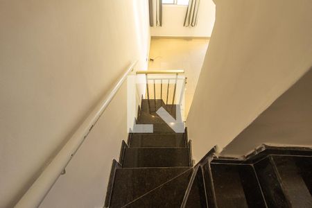 Escada de casa de condomínio para alugar com 2 quartos, 59m² em Campo Grande, Rio de Janeiro