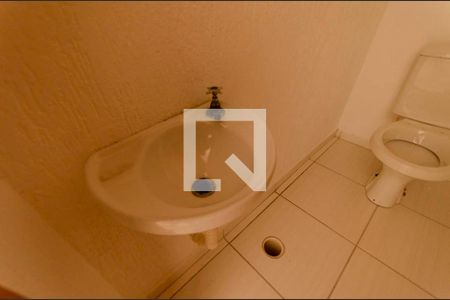Lavabo de casa de condomínio para alugar com 2 quartos, 75m² em Vila Paranagua, São Paulo