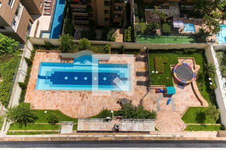 Apartamento à venda com 200m², 3 quartos e 3 vagas Apartamento à venda com 200m², 3 quartos e 3 vagasÁrea comum - Piscina
