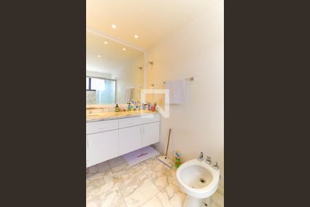 Apartamento à venda com 200m², 3 quartos e 3 vagas Apartamento à venda com 200m², 3 quartos e 3 vagasBanheiro da Suíte 2
