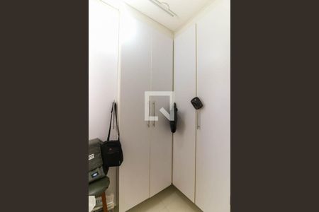 Apartamento à venda com 200m², 3 quartos e 3 vagas Apartamento à venda com 200m², 3 quartos e 3 vagasQuarto de Serviço