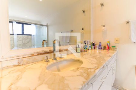 Apartamento à venda com 200m², 3 quartos e 3 vagas Apartamento à venda com 200m², 3 quartos e 3 vagasBanheiro da Suíte 2