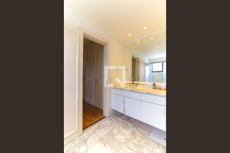 Apartamento à venda com 200m², 3 quartos e 3 vagas Apartamento à venda com 200m², 3 quartos e 3 vagasBanheiro da Suíte 2